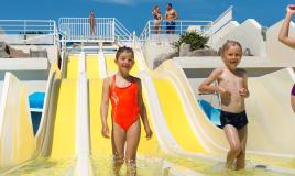 Toboggans à la piscine extérieure du Bois Masson