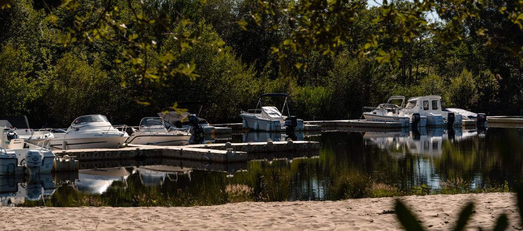 Bateaux au camping de la Réserve