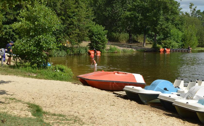 Pédalos au camping de Mimizan Lac